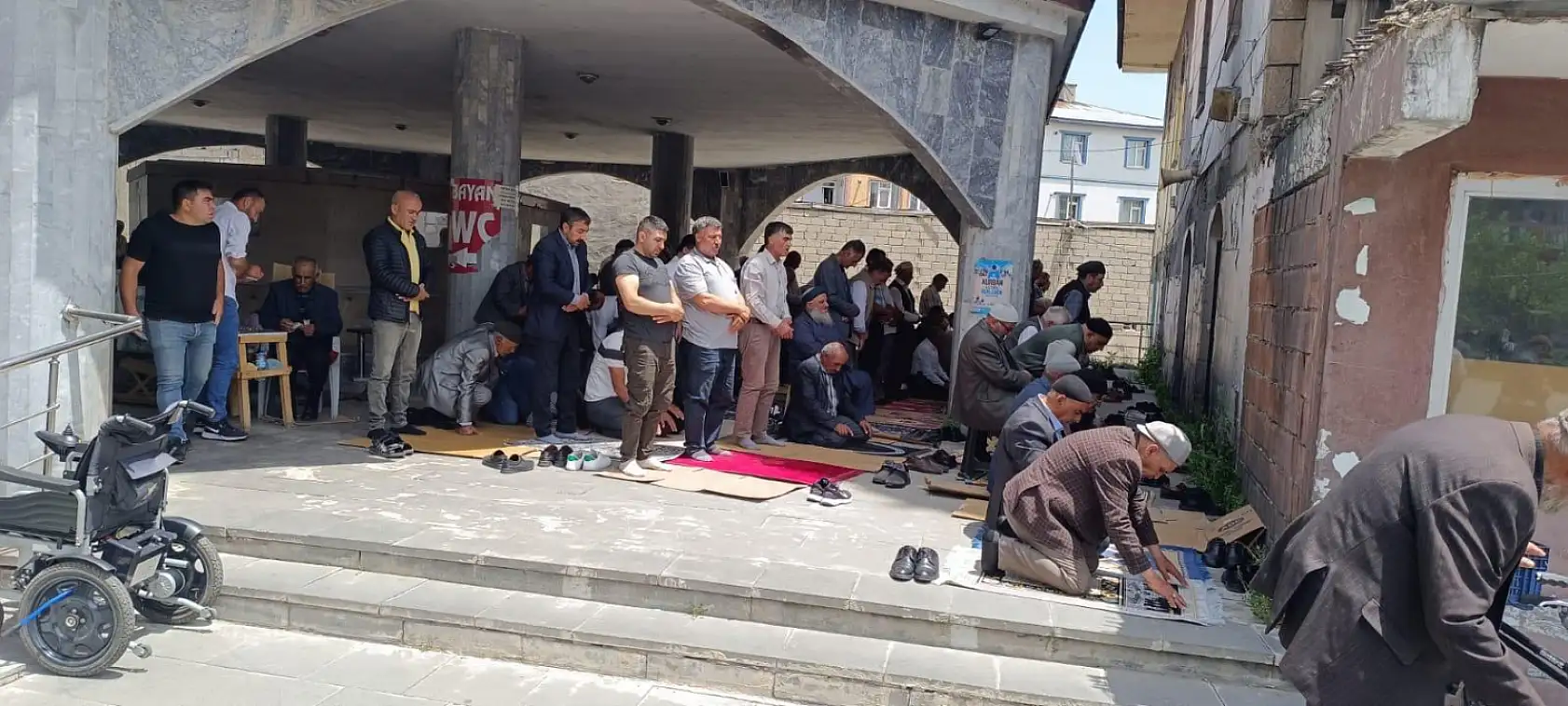 Ağrı'da açık havada Cuma namazı geleneği devam ediyor