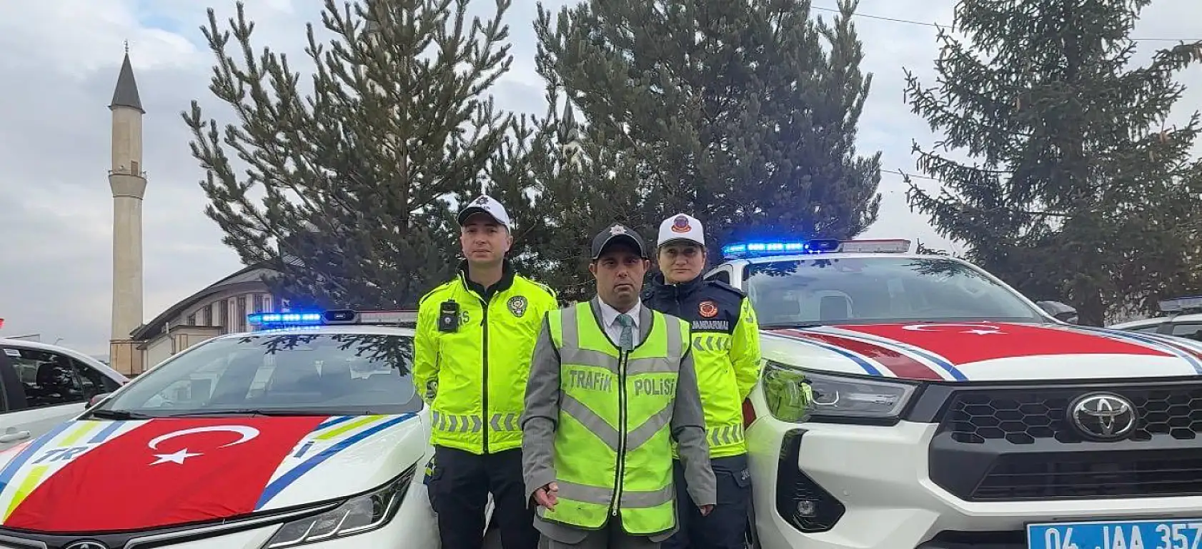 Ağrı'da düzenlenen araç töreninde Emin, trafik polisi yeleğiyle gülümsetti