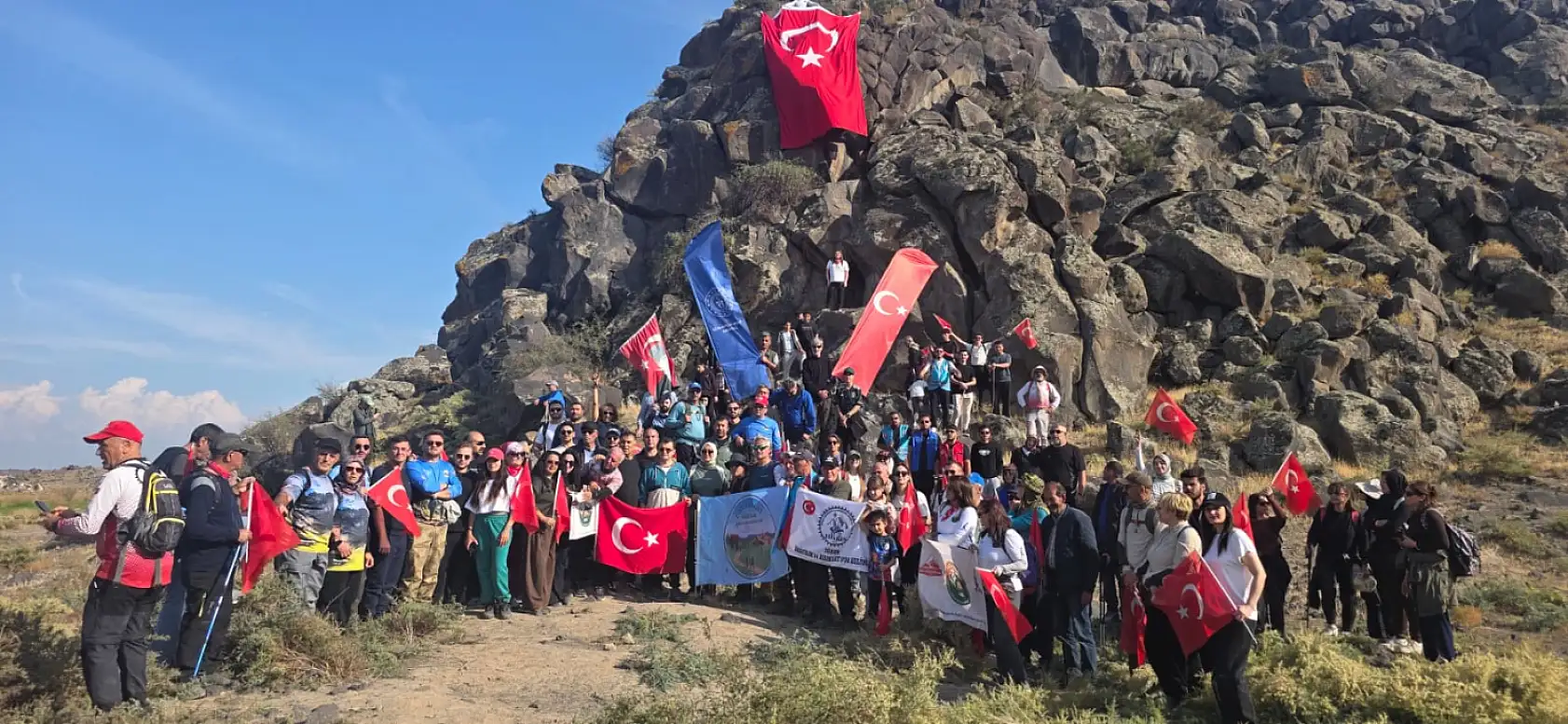 Doğubayazıtlı dağcılar Cumhuriyet için 10 kilometre yürüdü! Türk bayrağı açıldı