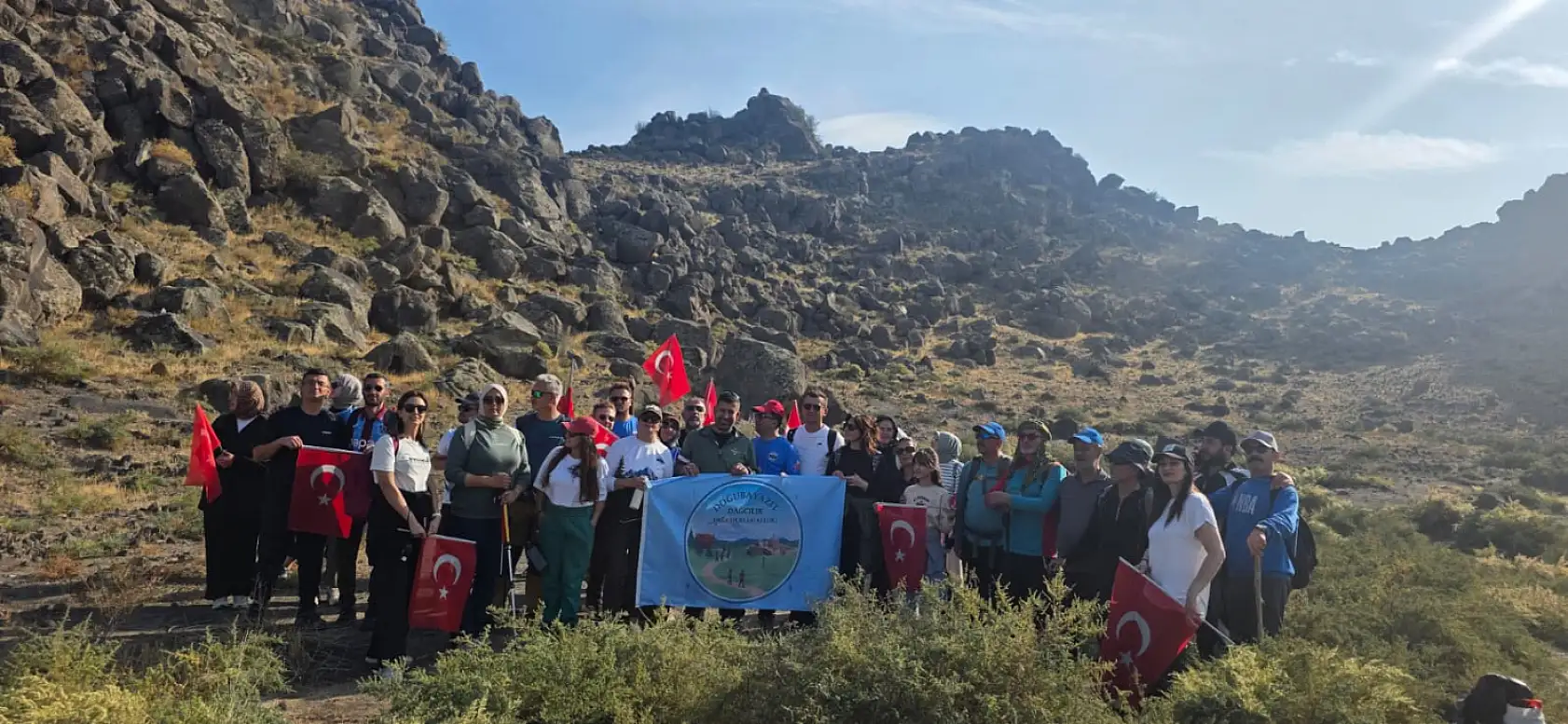 Doğubayazıtlı dağcılar Cumhuriyet için 10 kilometre yürüdü! Türk bayrağı açıldı
