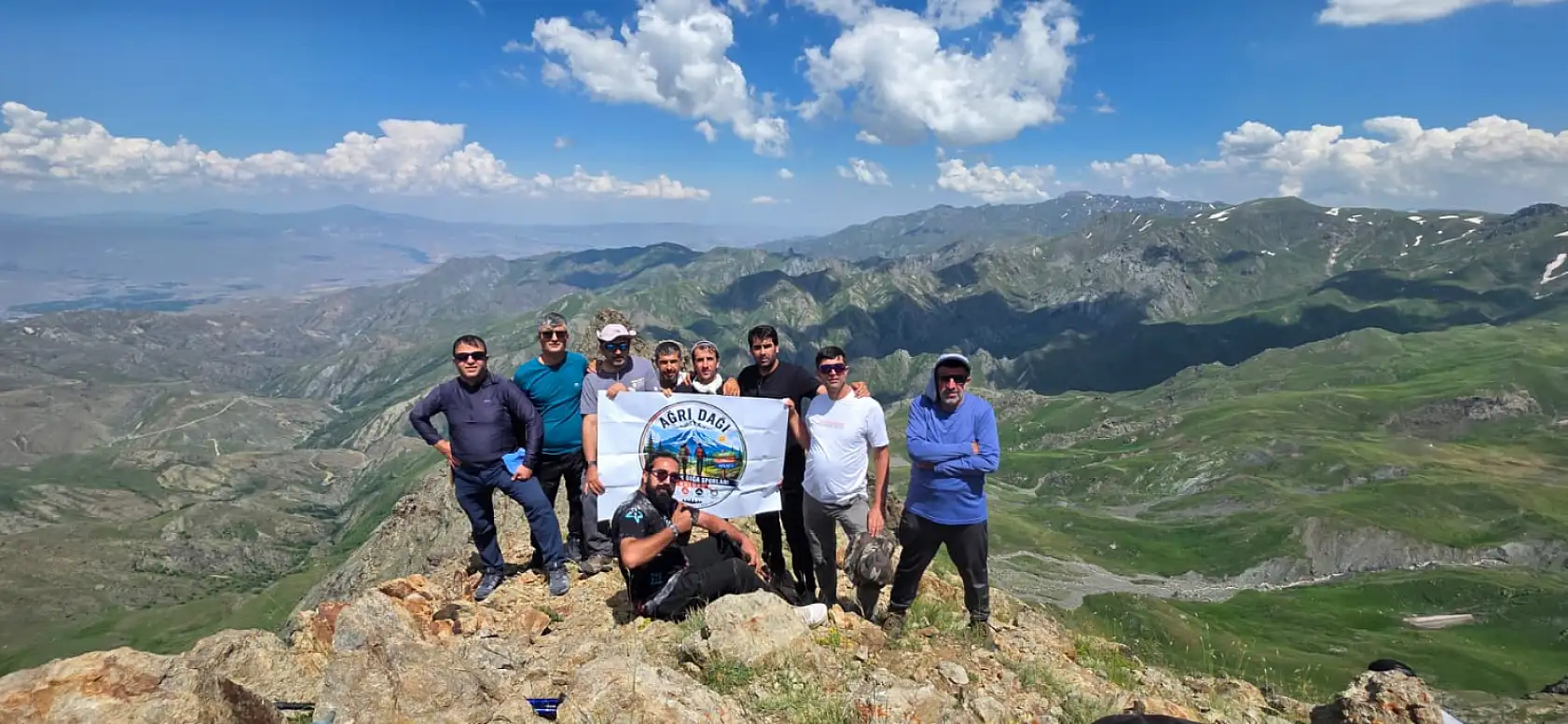 65 kişilik ekip Mamakar Dağı'nın zirvesine Türk bayrağı taşıdı