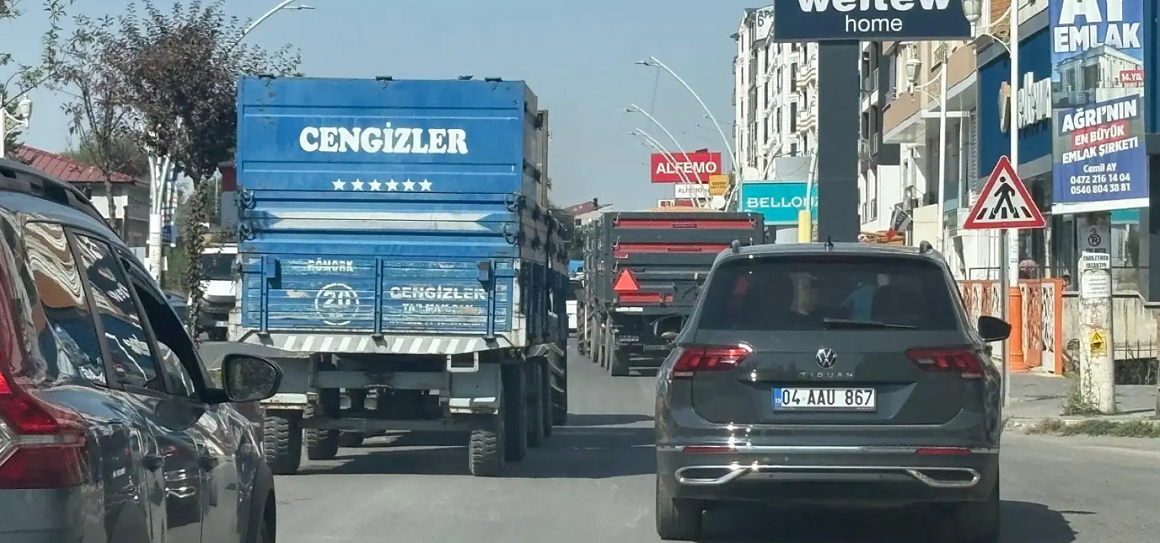 Hasat tarlada, trafik Ağrı'nın göbeğinde kilitlendi!