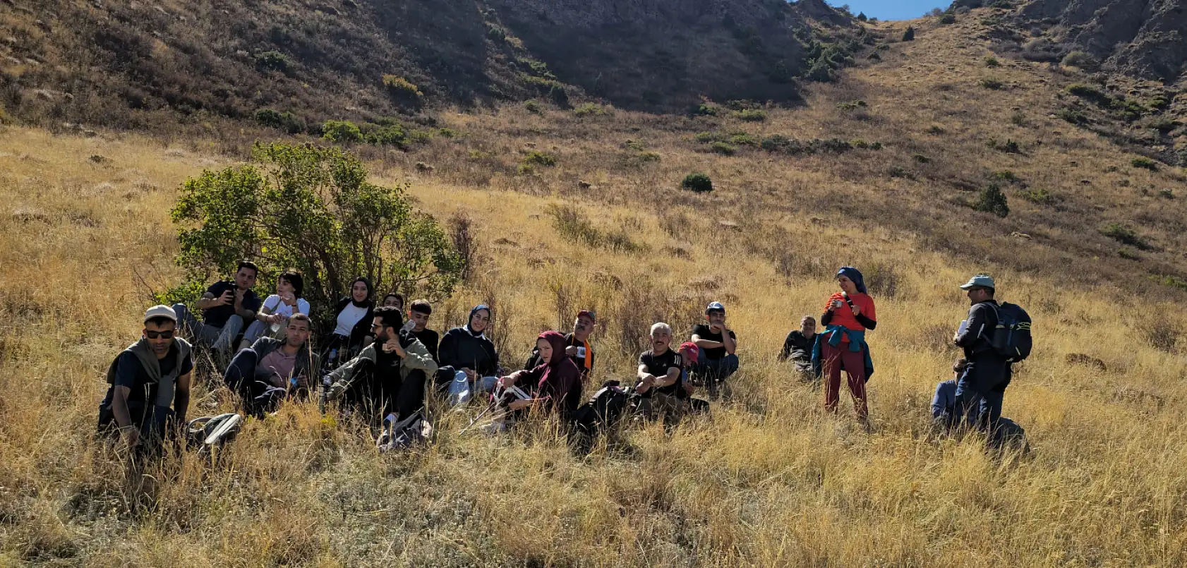 Bazid dağcıları sonbaharın izinde: Kars'ta kuşburnulu doğa keşfi