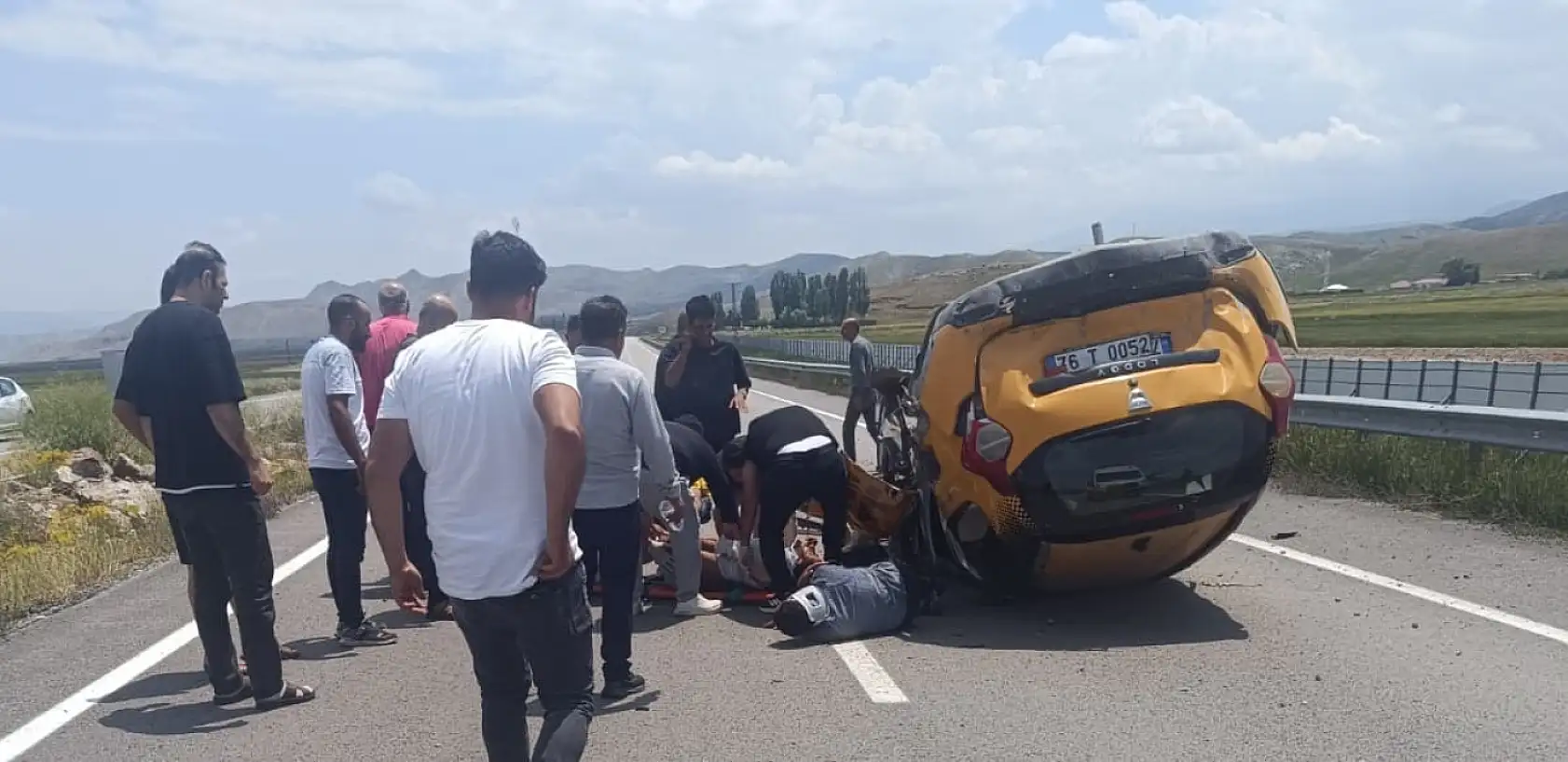 Doğubayazıt-Diyadin yolunda taksi takla attı: 4 yaralı