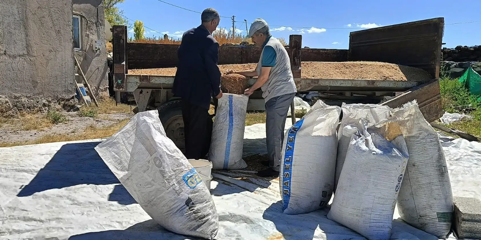 Ağrı'da çiftçinin gelecek yıl umudu torbalarda saklanıyor