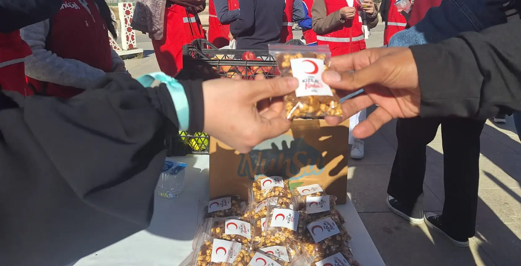 Ağrı'da mavi kurdeleli yürüyüş: Kızılay'dan hem sağlık hem dayanışma mesajı