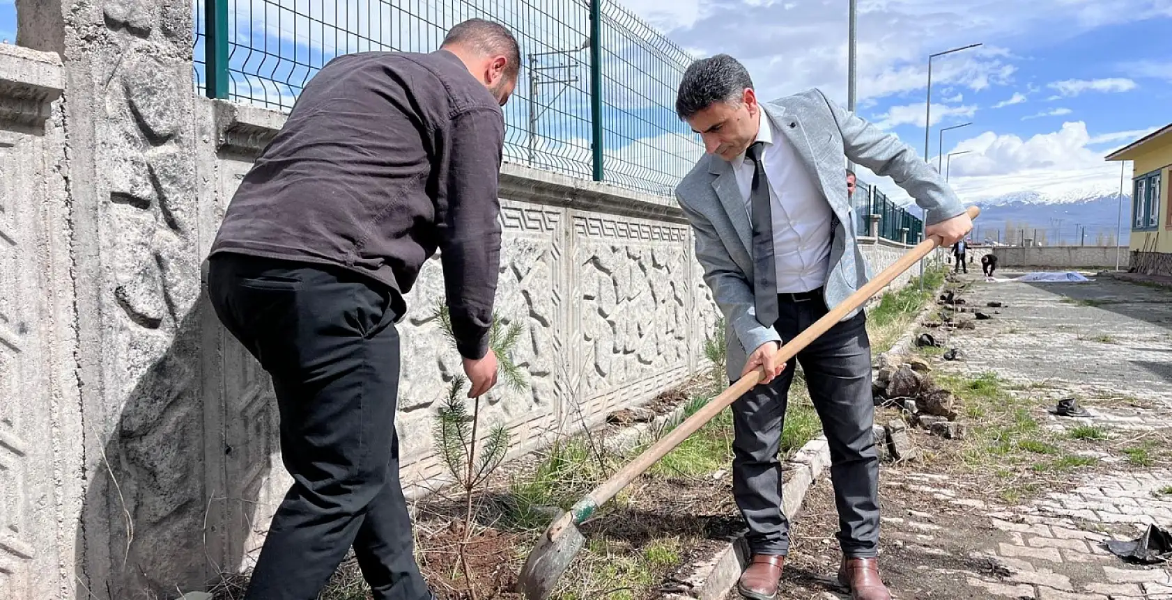 Doğubayazıt'ta 'Geleceğe Nefes' etkinliğinde okul bahçelerine 100 fidan dikildi