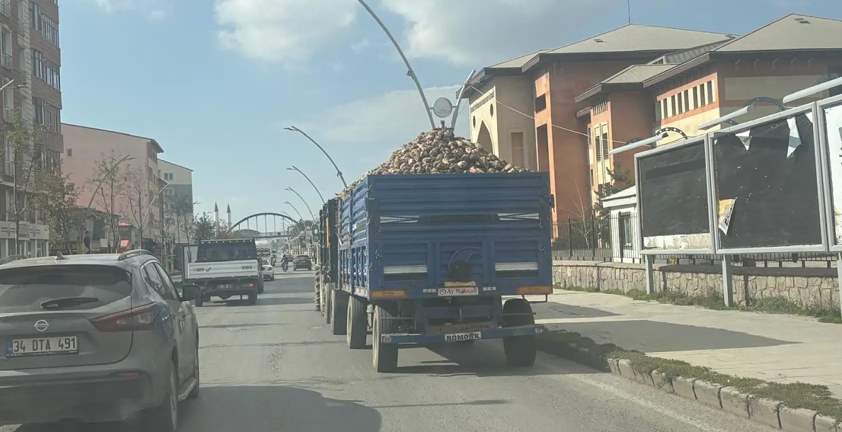 Ağrı'da pancar yüklü traktörler tehlike saçıyor! Çetin'den acil önlem çağrısı