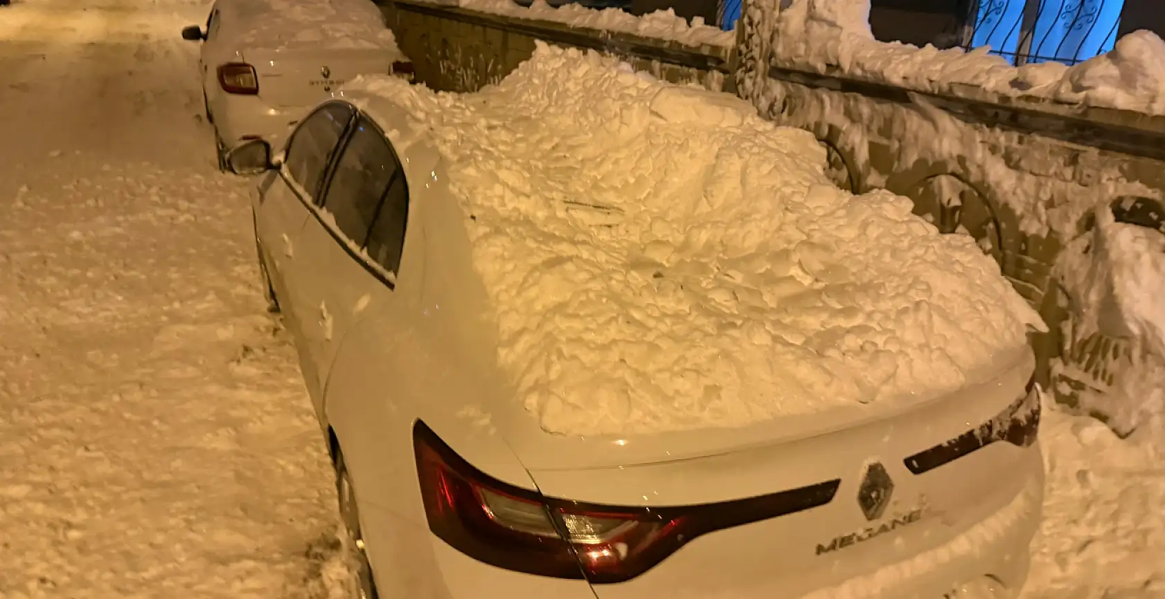 Ağrı'da çatılardan düşen kar araçları vurdu