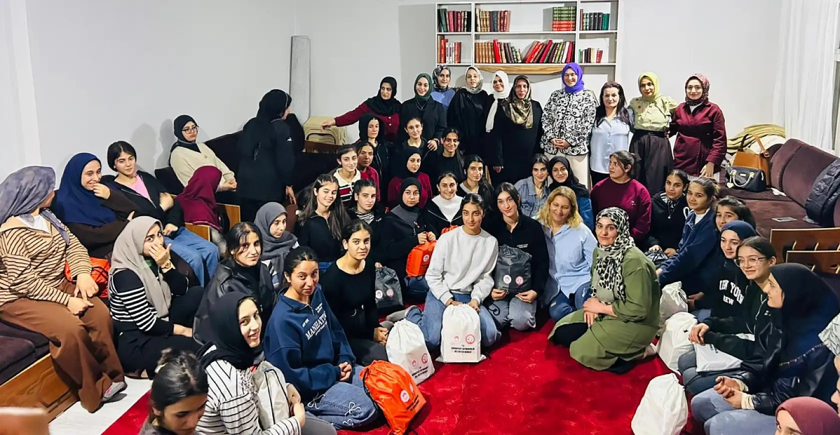 Ağrı'da Kaymakam eşi öğrenciler ile buluştu: hem anlattı hem dinledi