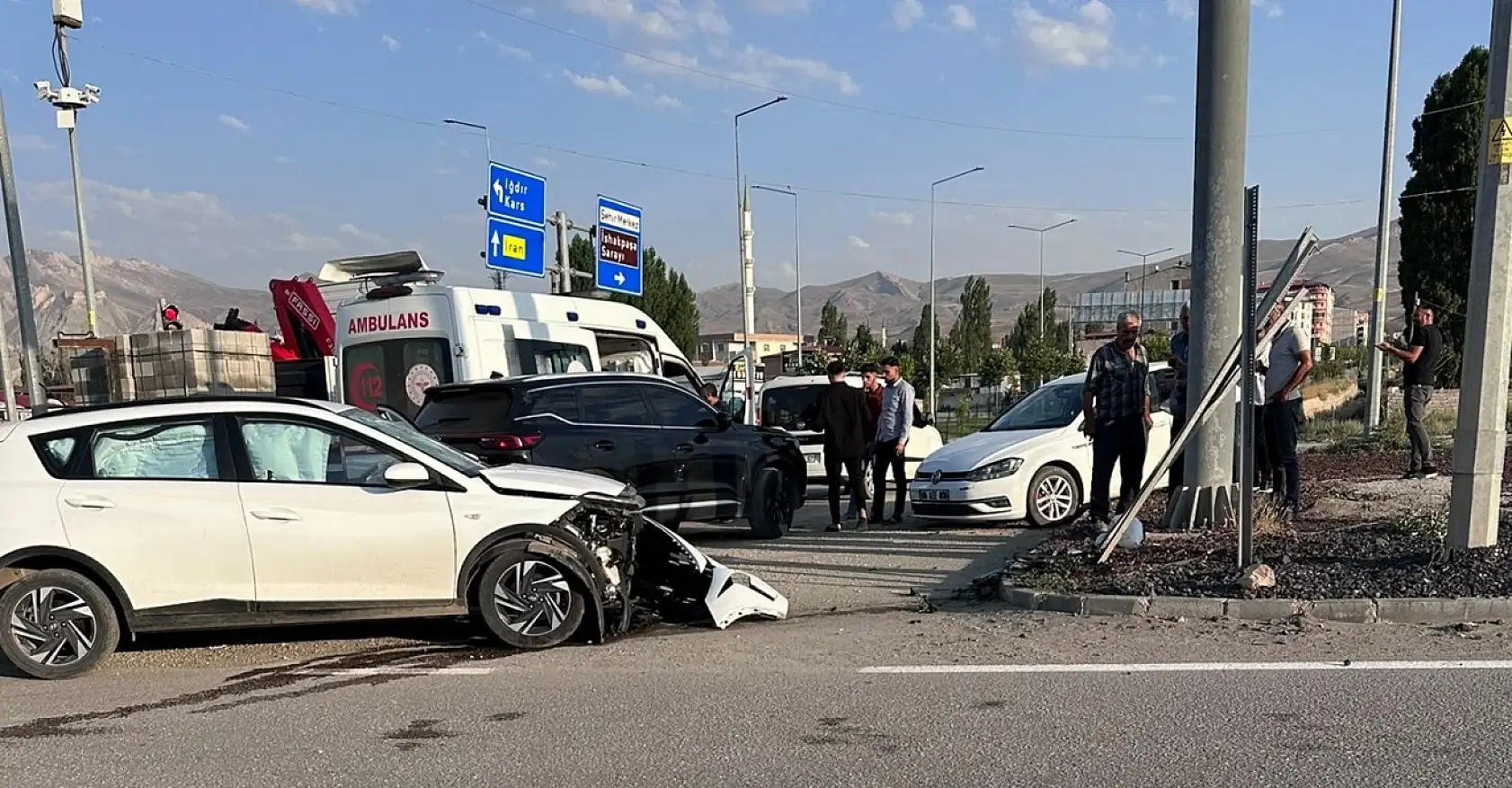 Doğubayazıt'ta kontrolden çıkan otomobil direğe çarptı
