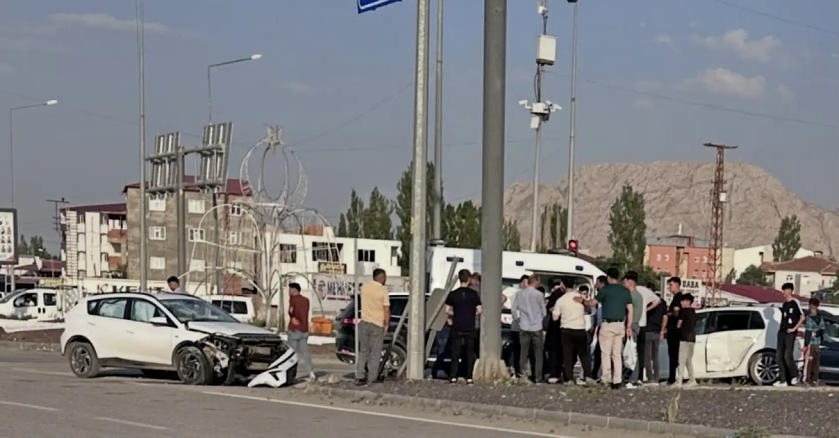 Doğubayazıt'ta kontrolden çıkan otomobil direğe çarptı