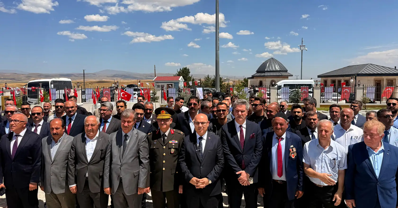 Ağrı'da yenilenen şehitlikte ilk karanfil bırakıldı dualar edildi