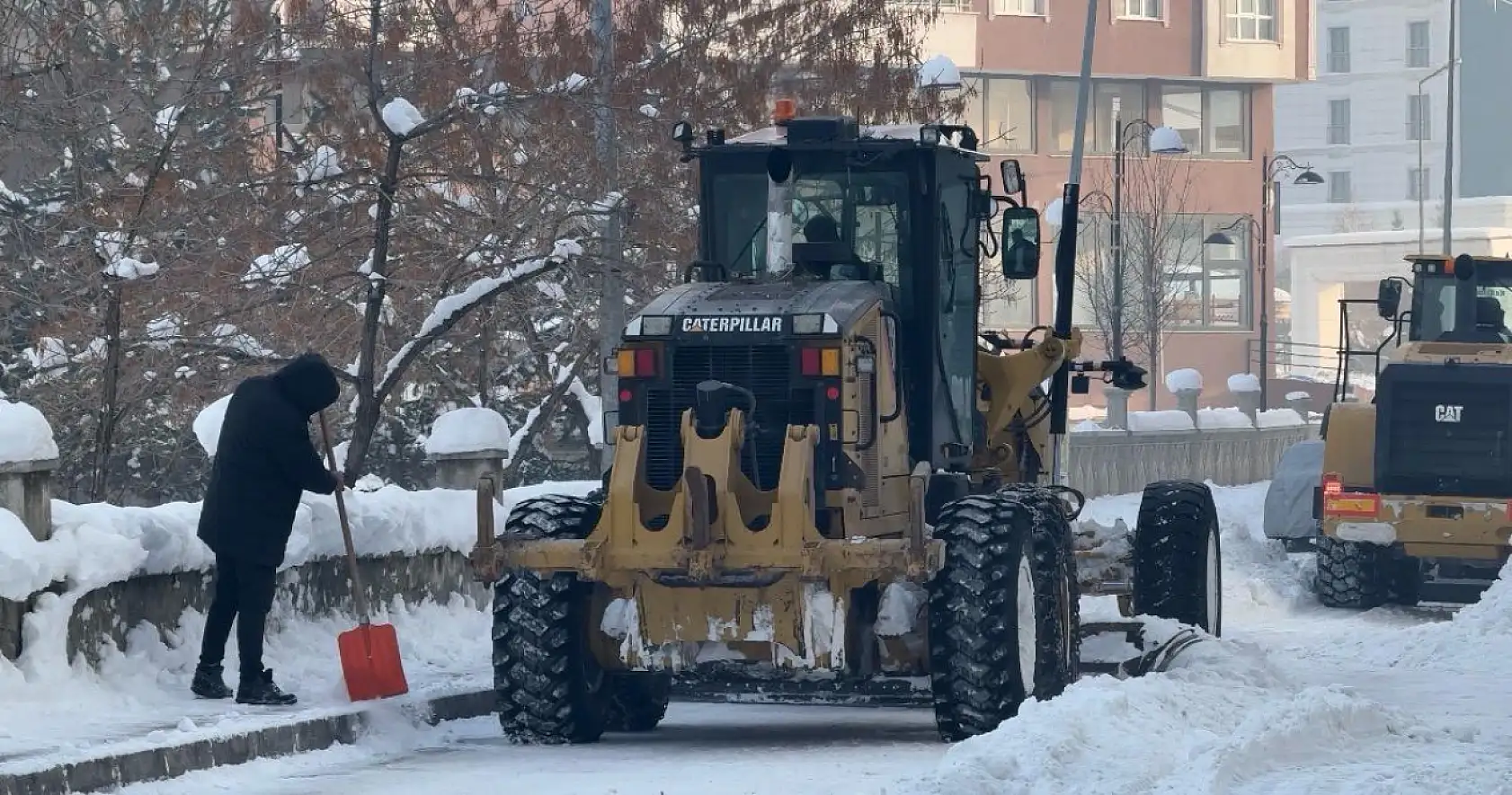Ağrı'da sokak sokak kar mesaisi