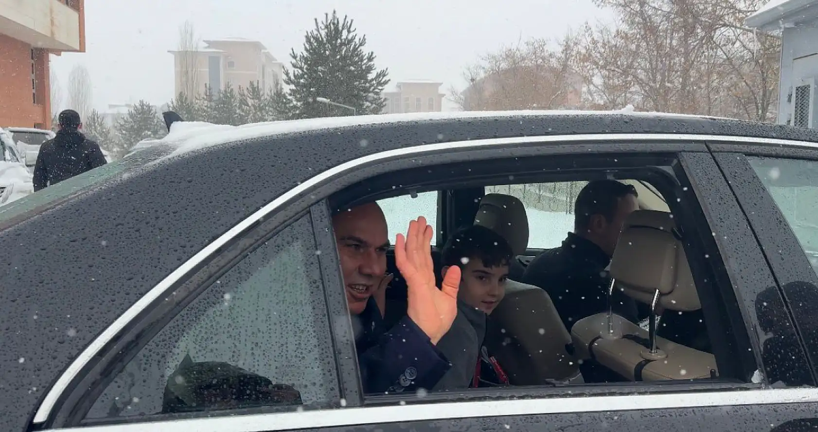 Kar altında veda: Vali Koç, Ağrı'dan helallik isteyerek ayrıldı