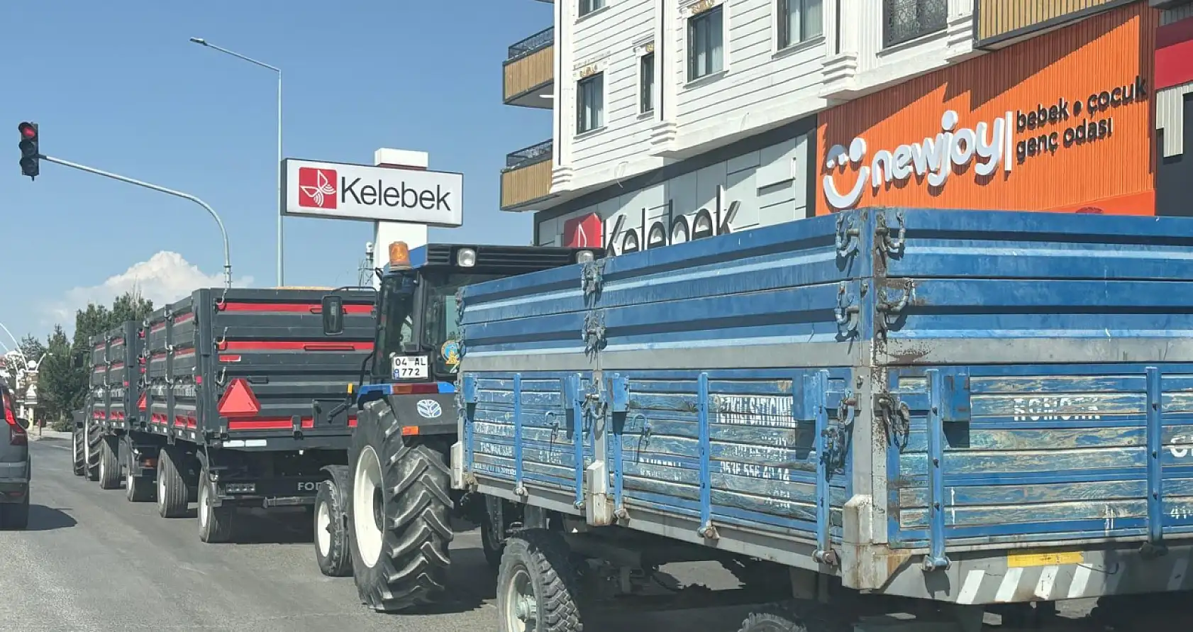 Hasat tarlada, trafik Ağrı'nın göbeğinde kilitlendi!