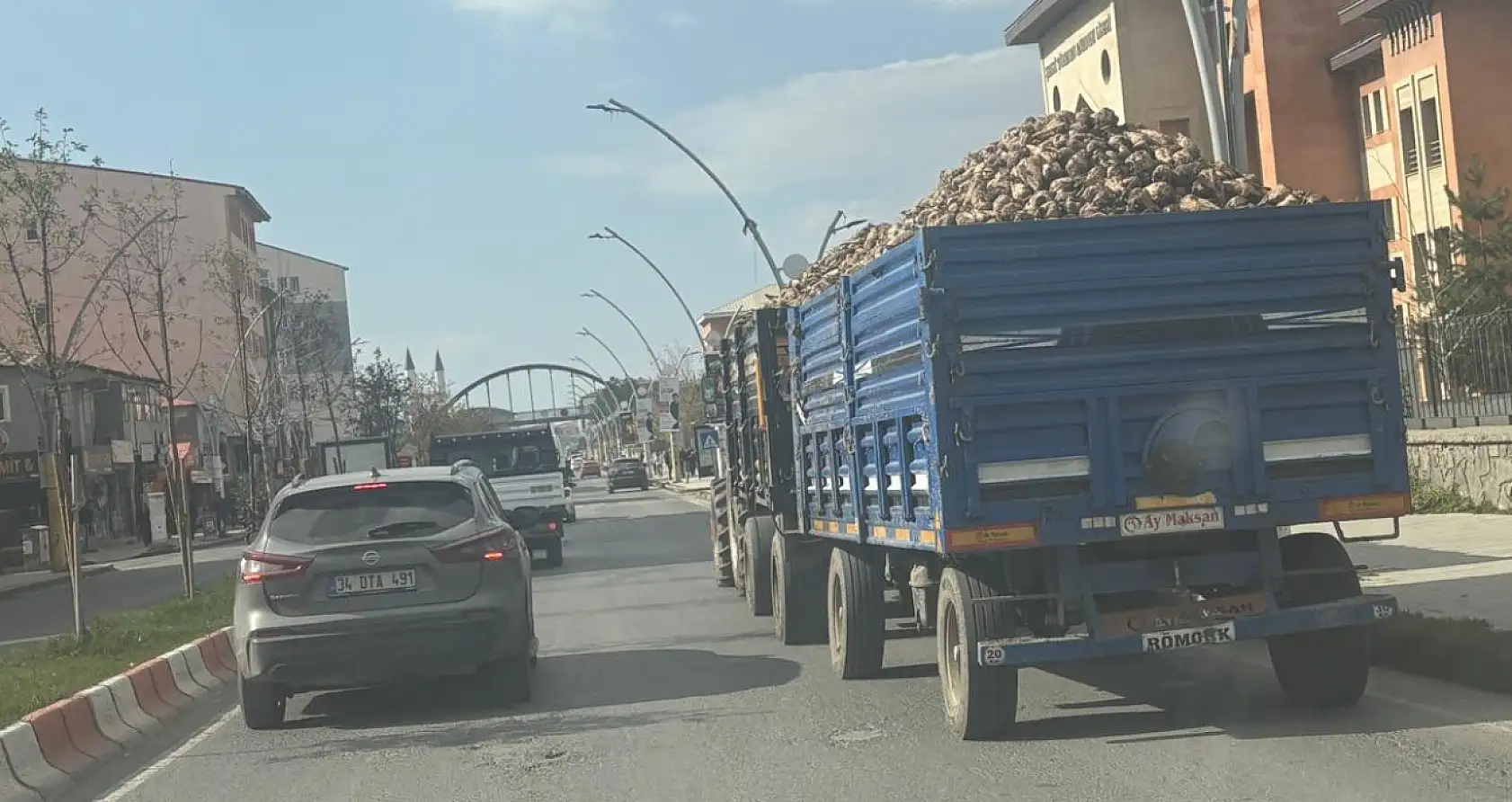 Ağrı'da pancar yüklü traktörler tehlike saçıyor! Çetin'den acil önlem çağrısı
