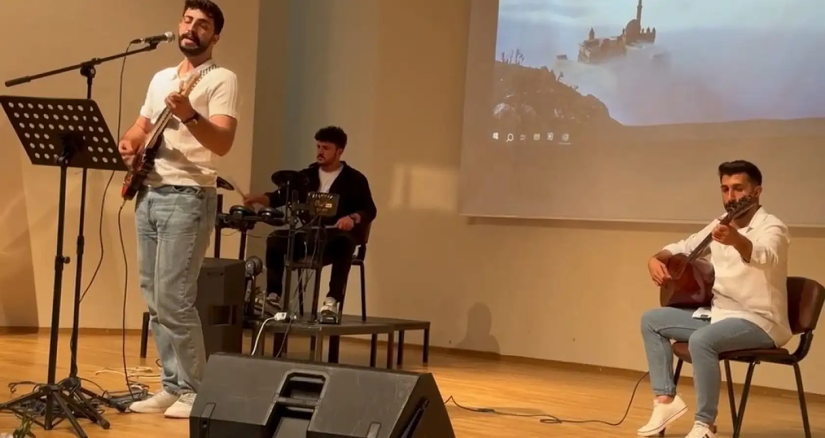 Ağrı'da bahar şenliklerinde sanatın sesi yükseldi