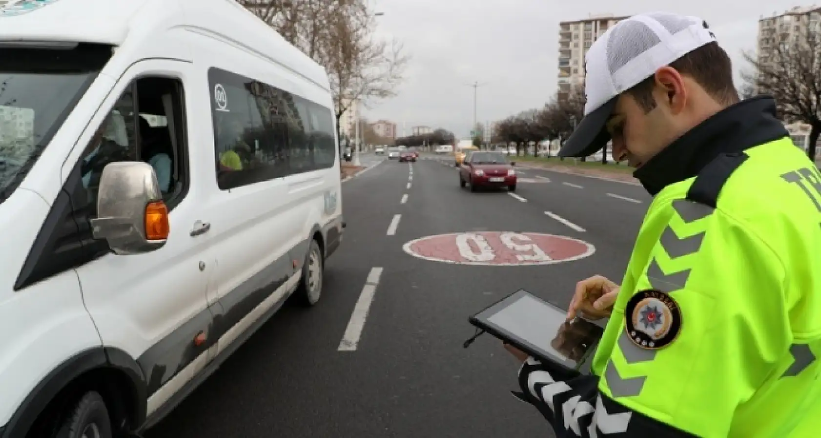Trafikte Kurallar Değişti: Sürücülere Ekran, Telefon Tutucu ve Ses Sistemi Düzenlemesi