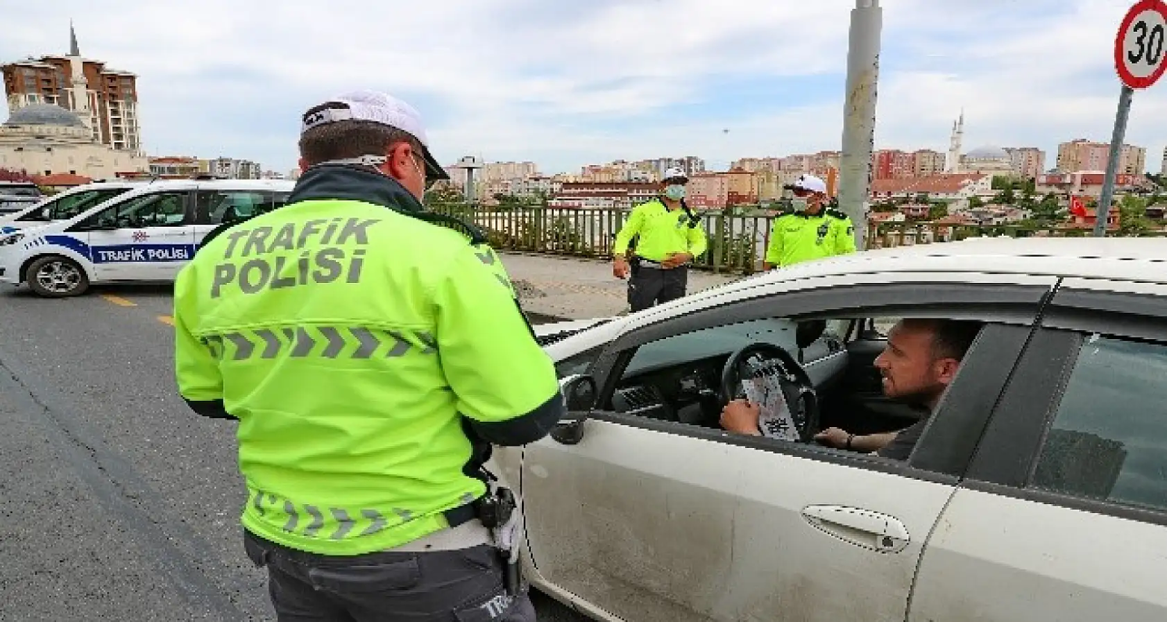 Trafikte Kurallar Değişti: Sürücülere Ekran, Telefon Tutucu ve Ses Sistemi Düzenlemesi