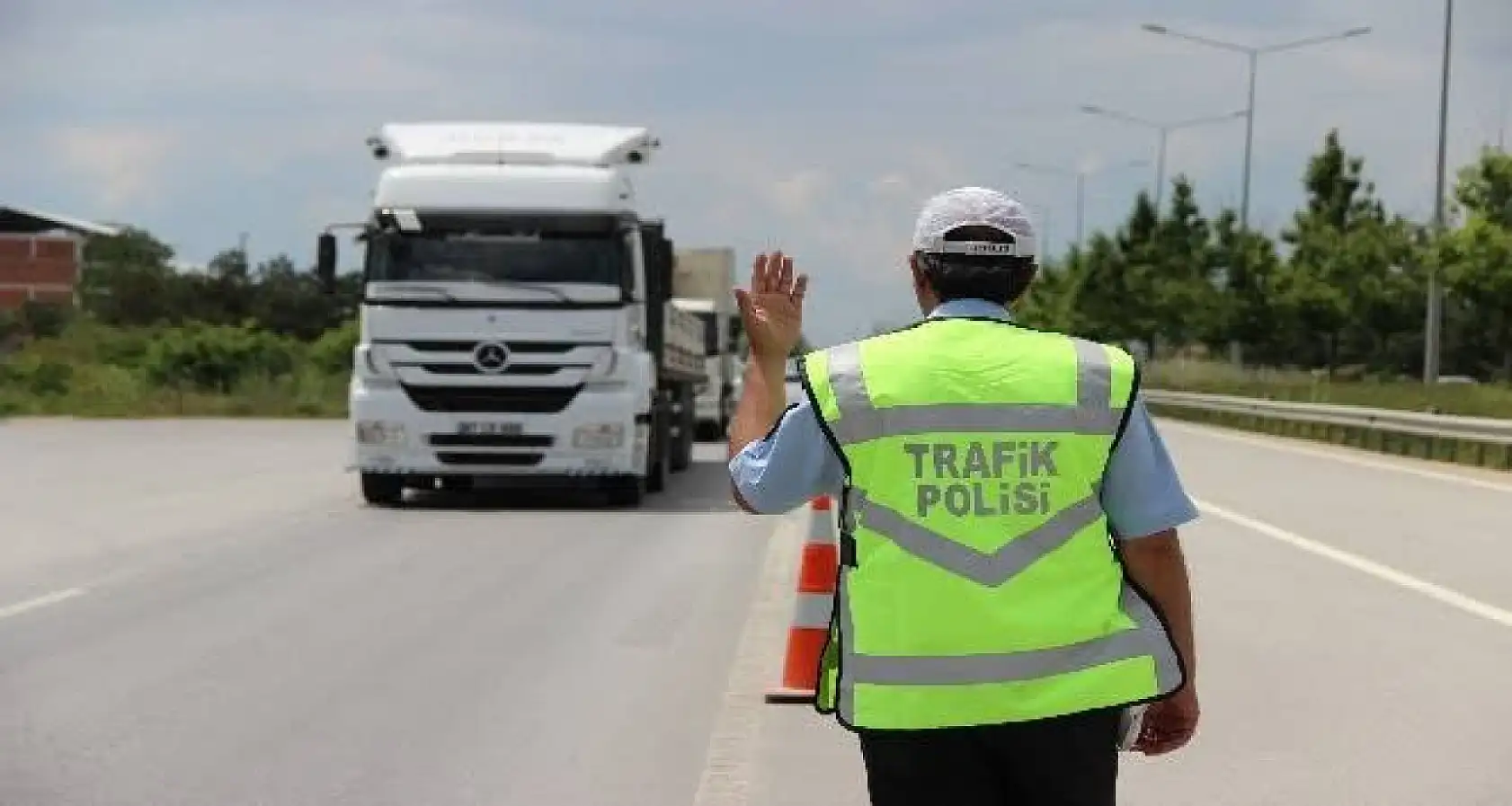 Trafikte Kurallar Değişti: Sürücülere Ekran, Telefon Tutucu ve Ses Sistemi Düzenlemesi