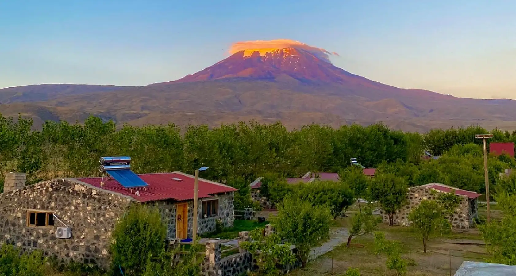 Ağrı Dağı'nın başını bulutlar sardı