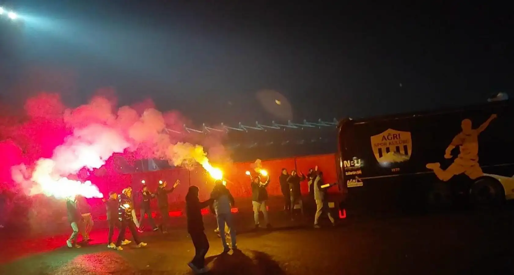 Zor günlerden geçen Ağrı Spor'a taraftarlar moral verdi