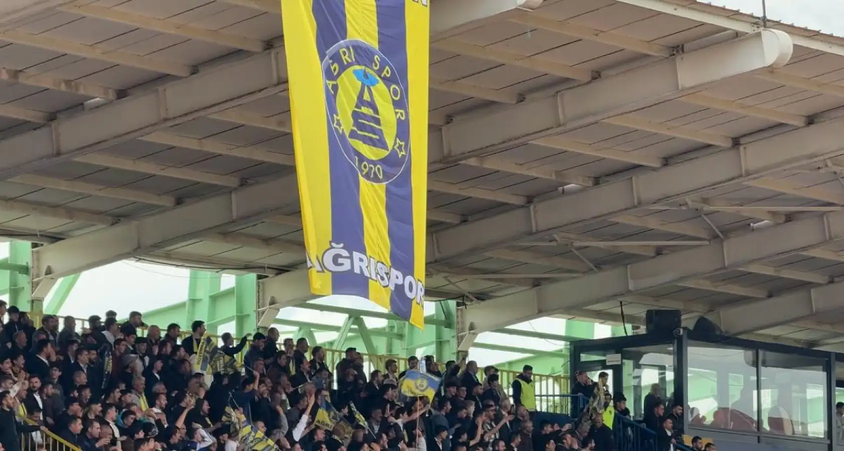 Ağrı 1970 Spor'a taraftar desteği: 'Gönlümüzün Şampiyonları Sizsiniz'