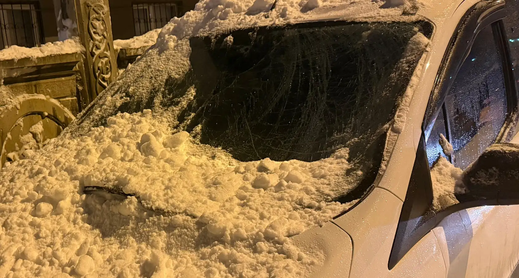 Ağrı'da çatılardan düşen kar araçları vurdu