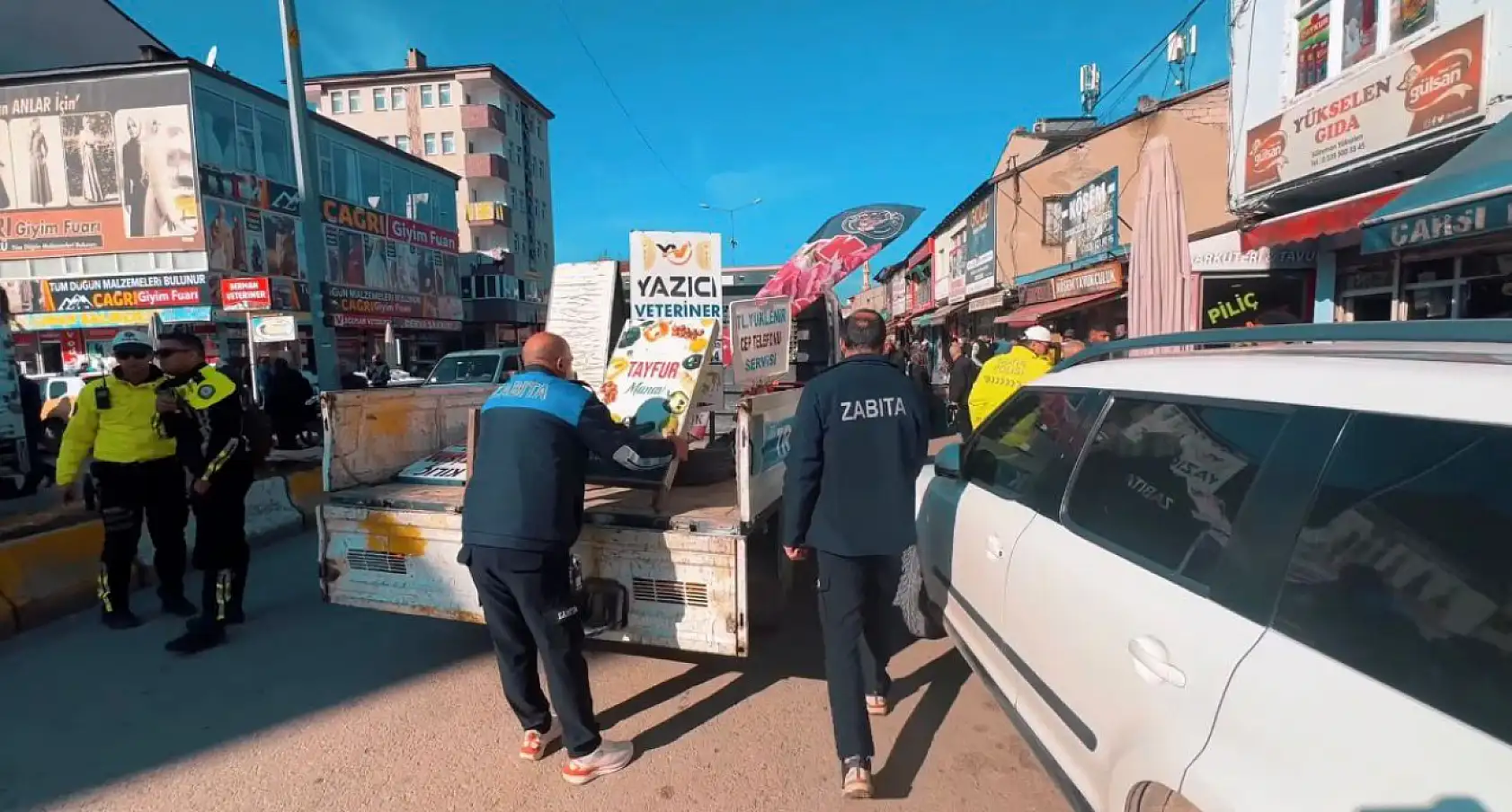 Ağrı'da trafik düzeni için polis sahada: Eski Van Caddesi'nde önemli düzenleme