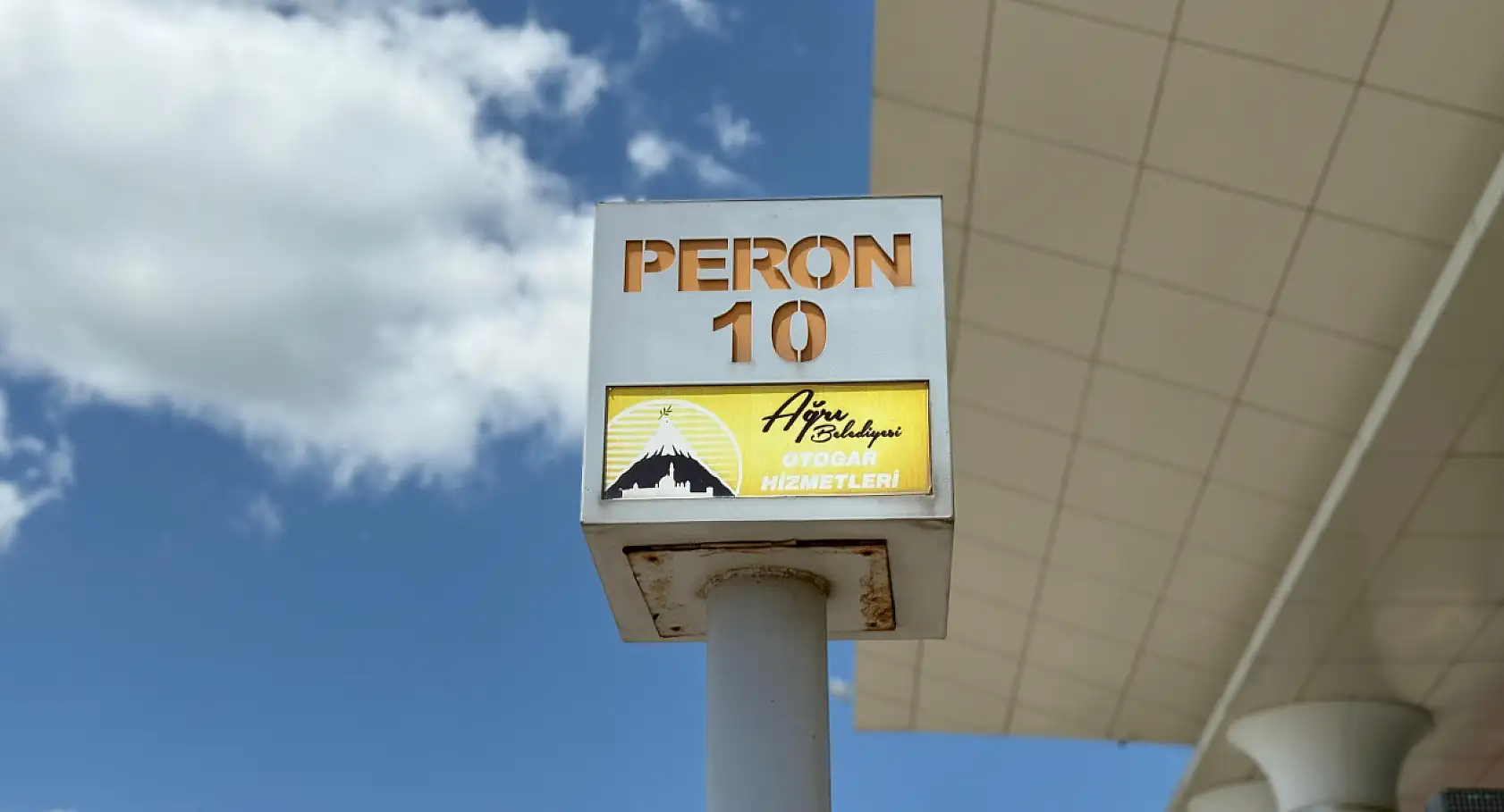 Ağrı otogarında bayram yoğunluğu: Şeker ve güler yüz eksik olmadı