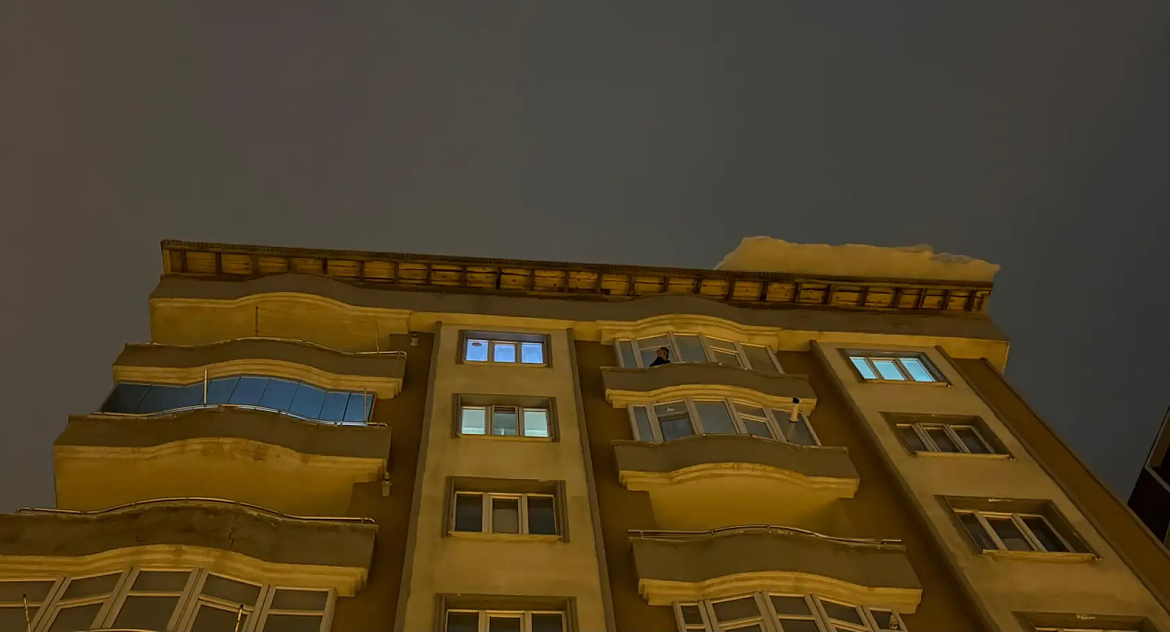 Mahalleli bomba sesi sandı: Ağrı'da çatıdan düşen kar kapıyı paramparça etti!