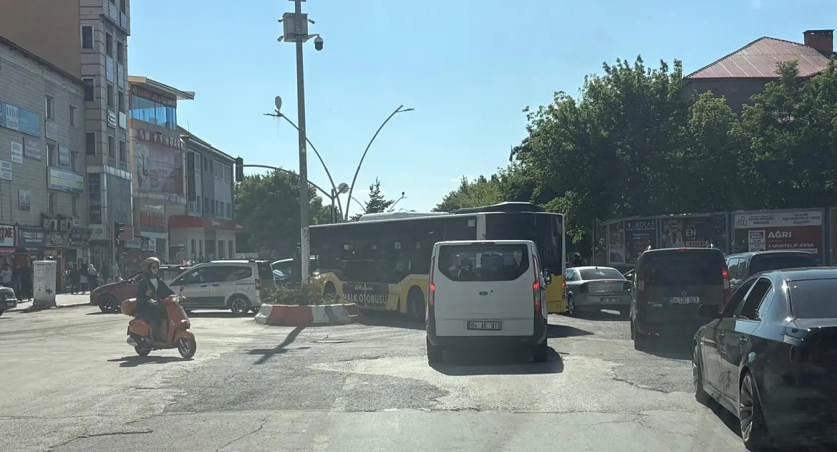 Ağrı'da trafik keşmekeşi! Asfalt çalışması kenti kilitledi