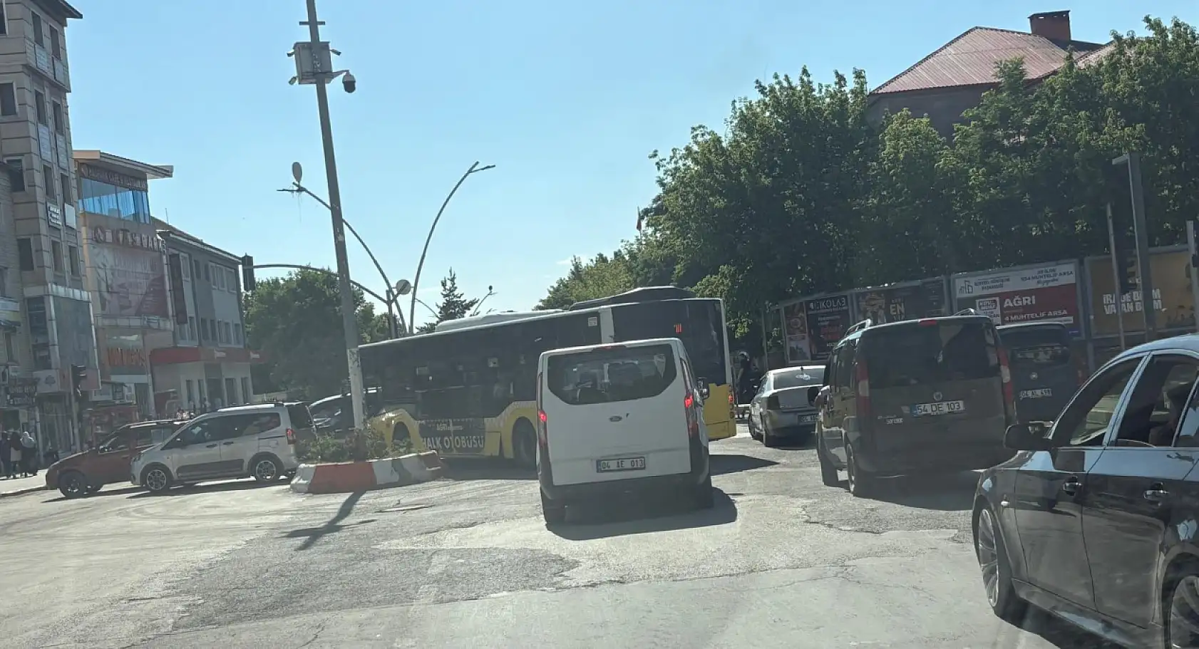 Ağrı'da trafik keşmekeşi! Asfalt çalışması kenti kilitledi