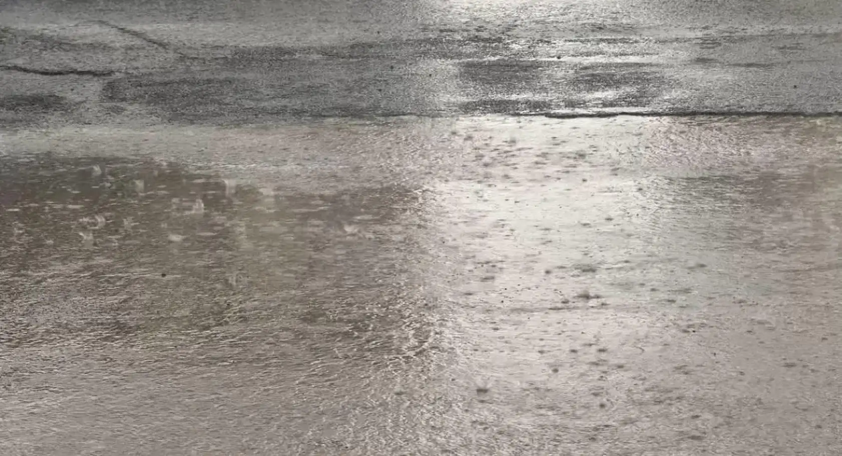 Ani bastıran yağmur Ağrı'ya kısa süreli ferahlık getirdi