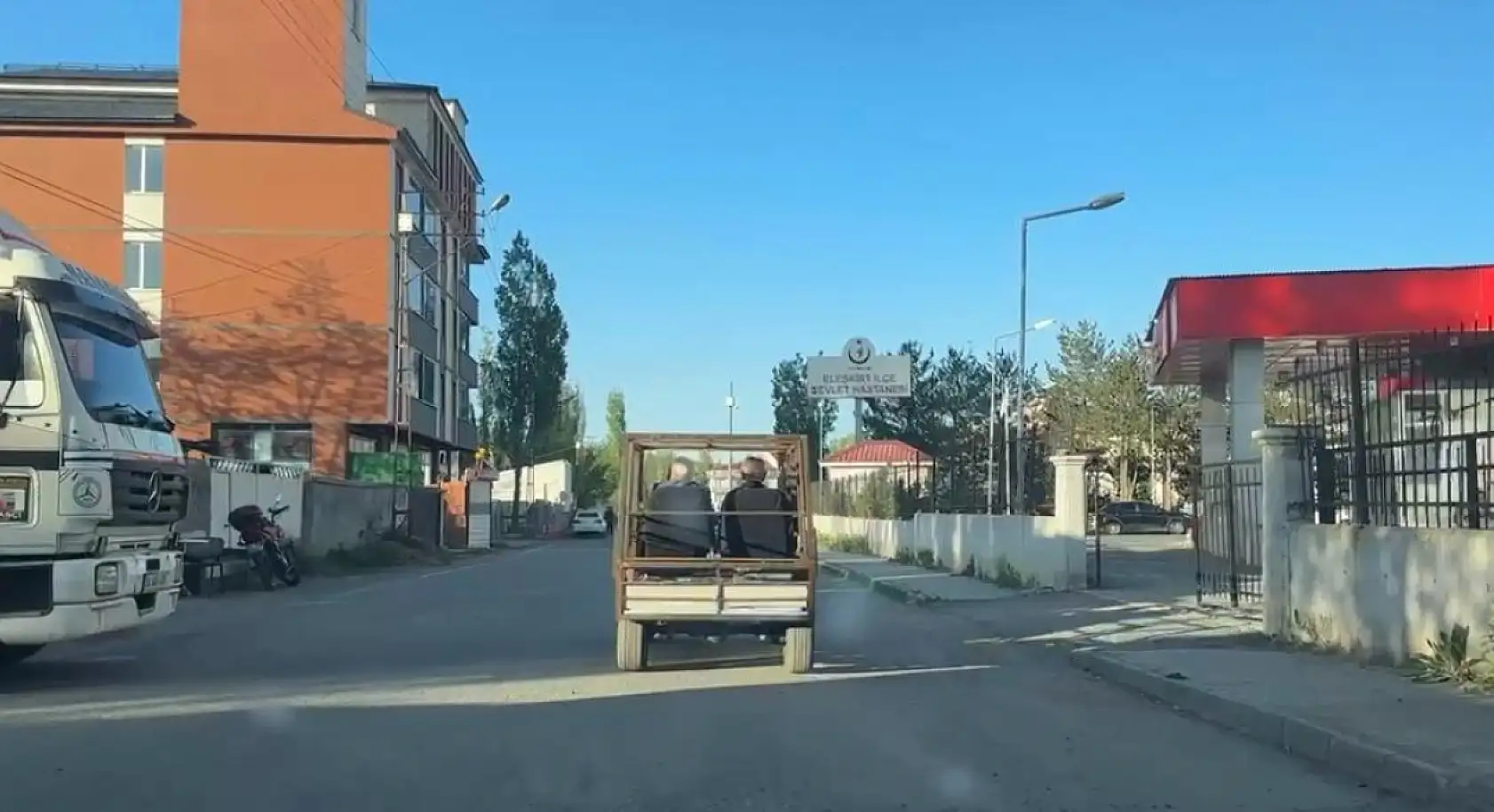 Eleşkirtli esnaf kendi imkânlarıyla araç yaptı, başkanla ilçe turu attı