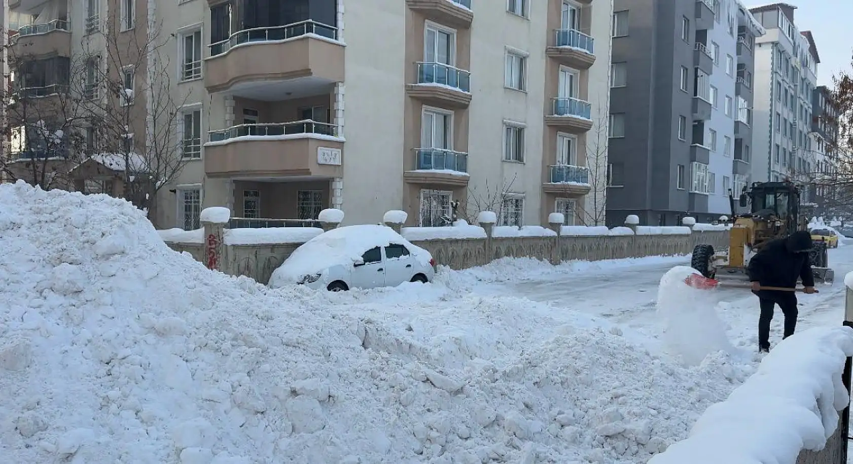Ağrı'da sokak sokak kar mesaisi