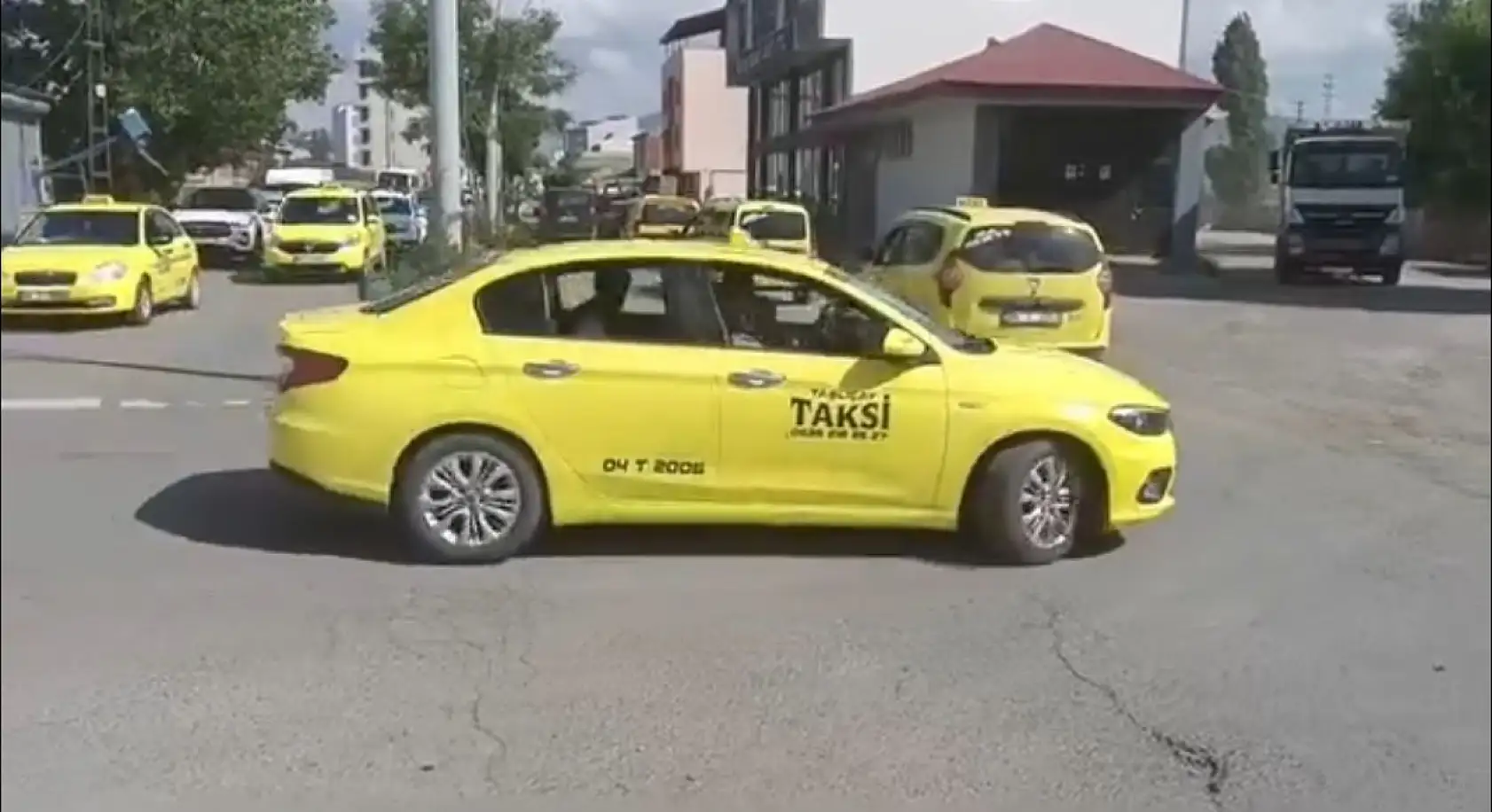 Taşlıçay'da taksi hizmeti resmen başladı: Kimler ücretsiz yararlanacak?