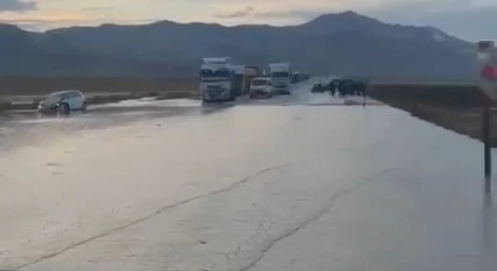 Ağrı'da yağış felakete dönüştü: Gürbulak yolunda araçlar mahsur kaldı!
