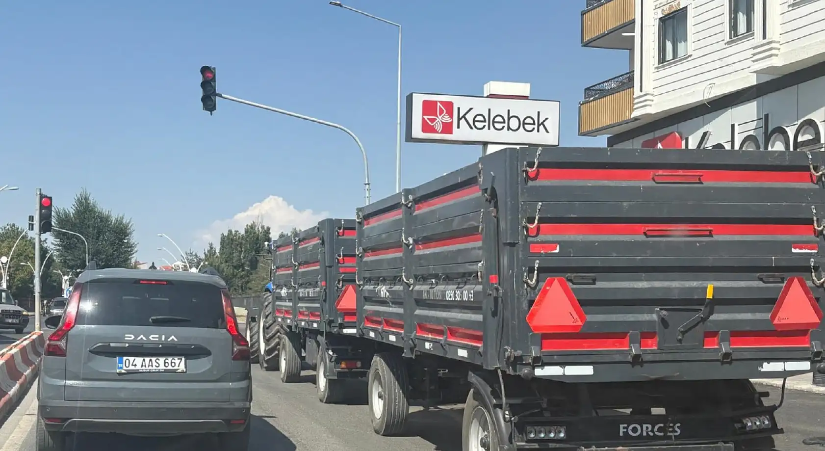 Hasat tarlada, trafik Ağrı'nın göbeğinde kilitlendi!