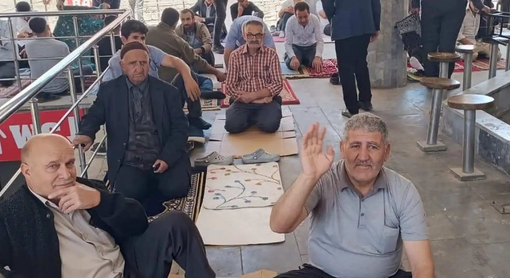 Ağrı'nın sıcak yaz günlerinde cami avluları cemaati ağırlıyor