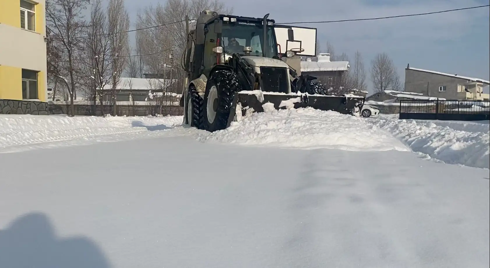 Ağrı'da valilik koordinesinde karlı okul yolları açılıyor