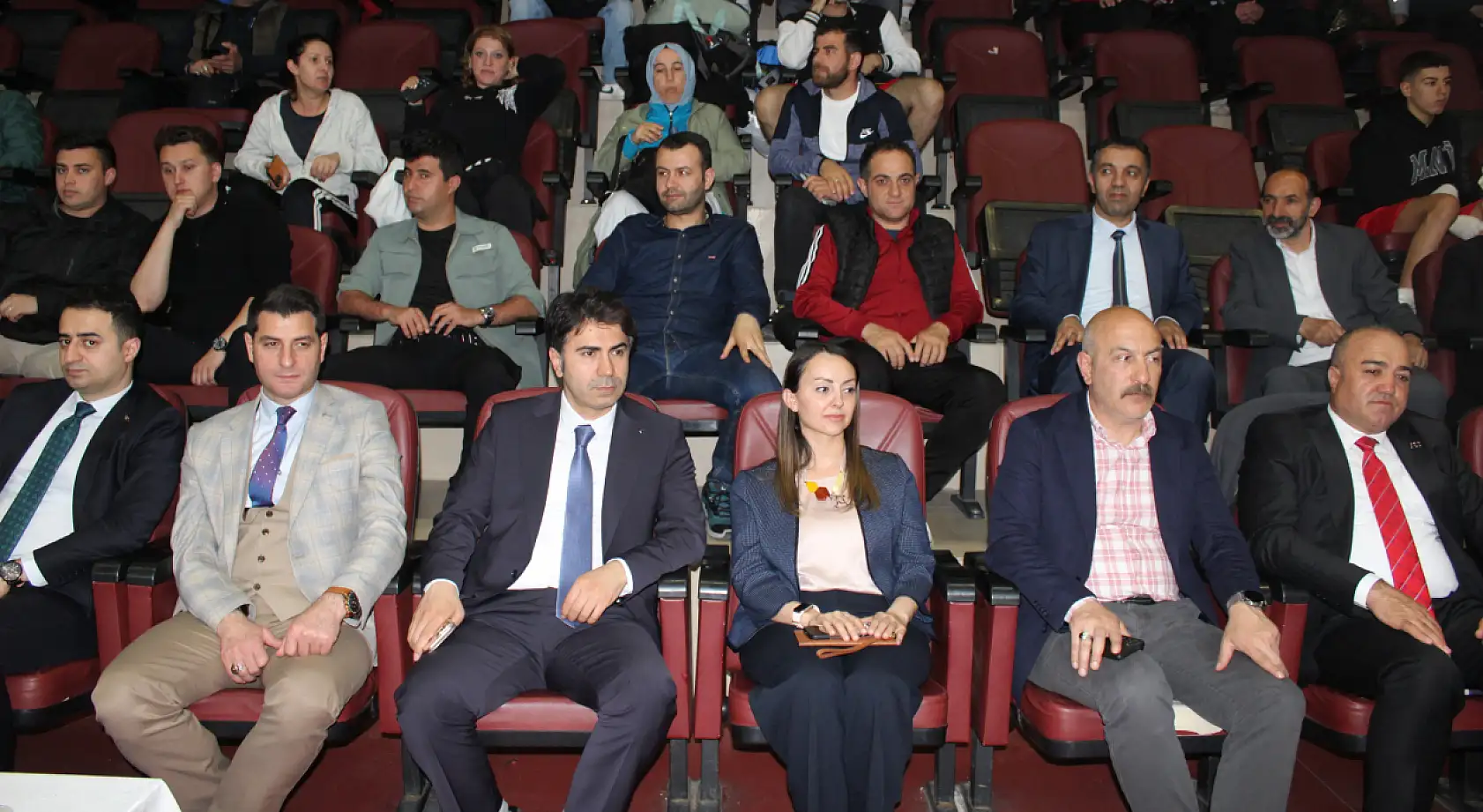 Türkiye'nin genç altın yumrukları Ağrı'da ringe çıktı