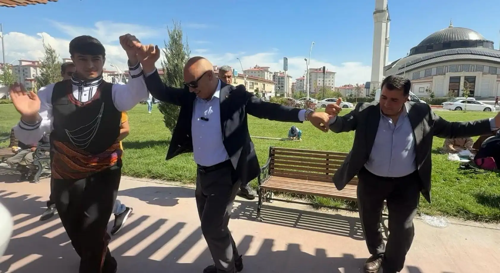 Türk Mutfağı Haftası'nda Ağrı'nın tescilli dönerini Vali Koç kesti