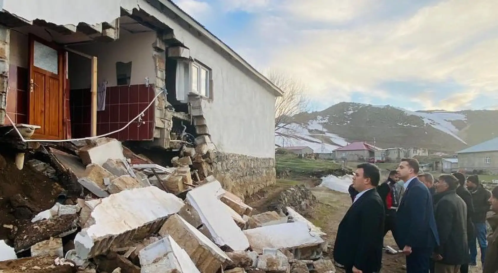 Patnos'ta depremin ardından sahada inceleme