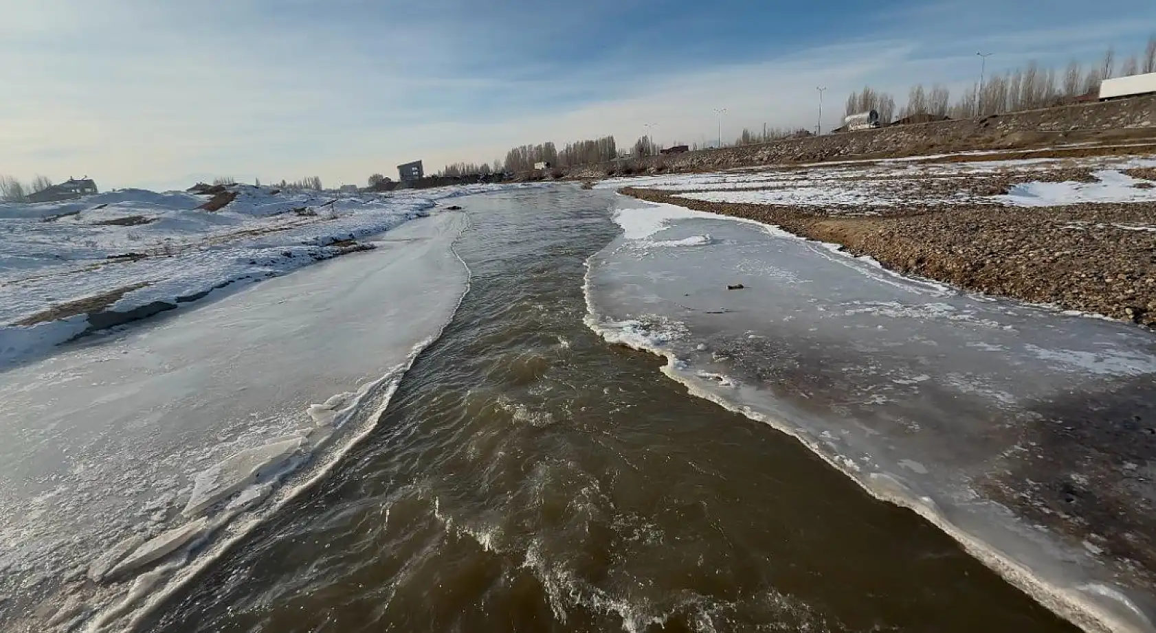 Ağrı'da dondurucu soğuğa direnen köprü