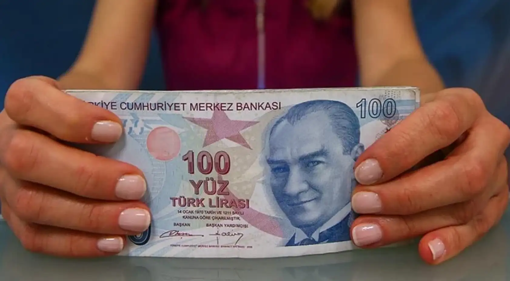 Emeklilere Çifte Ödeme Takvimi Belli Oldu: Maaş ve 4 Bin TL İkramiye Hesaplara Yatıyor