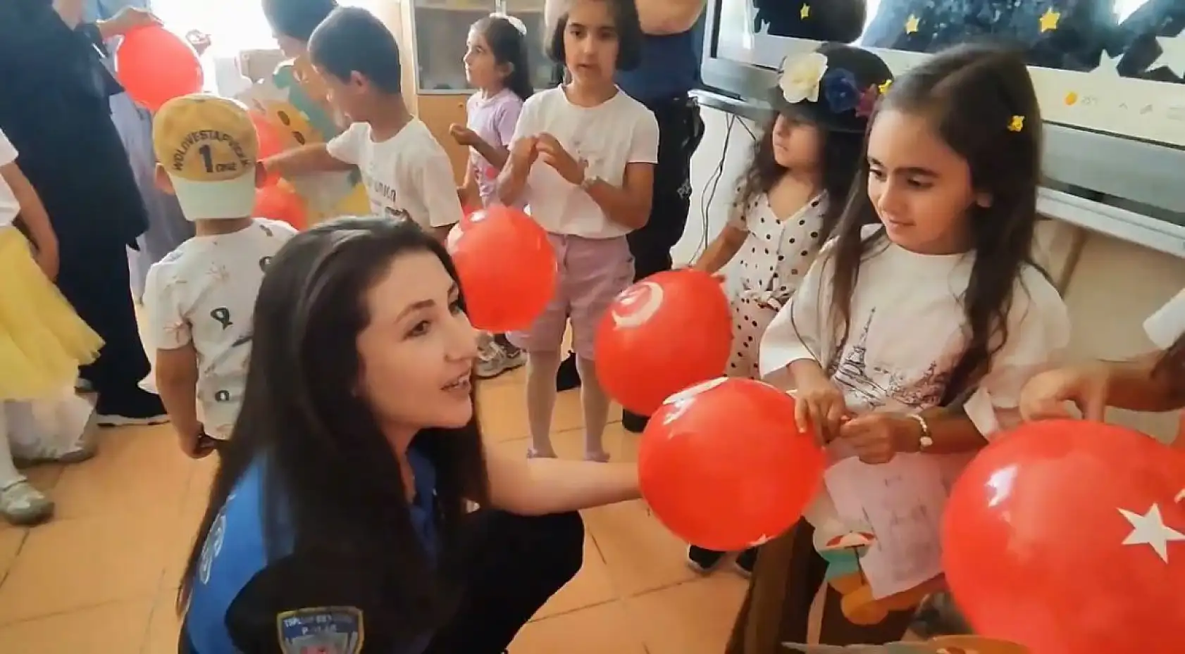Ağrı Emniyeti karne gününde öğrencileri yalnız bırakmadı