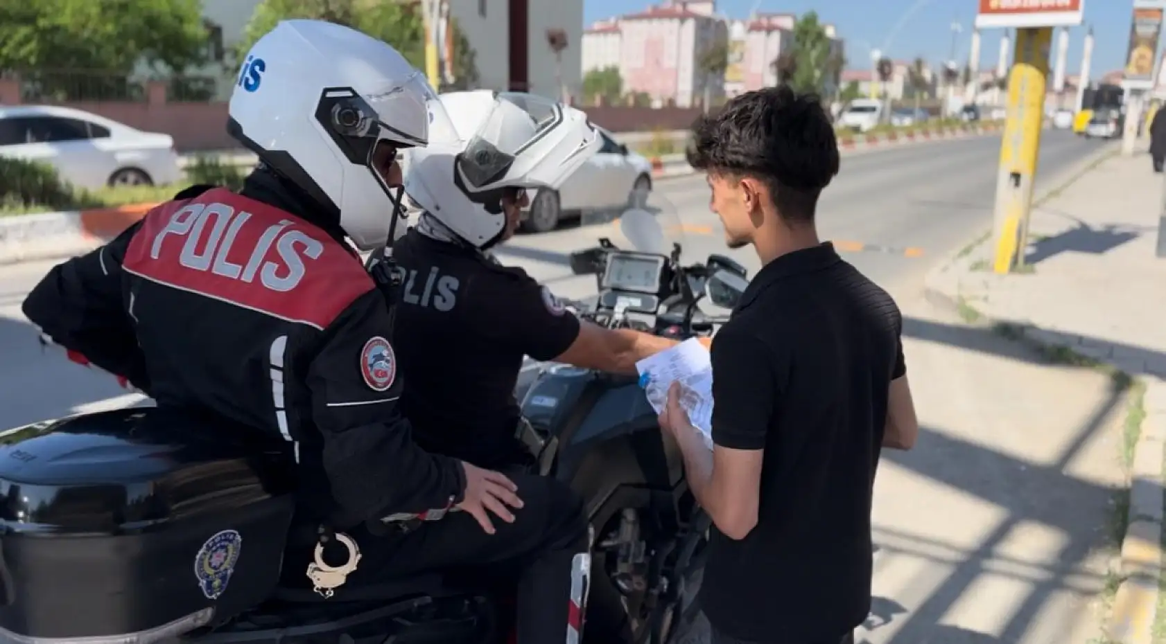 Ağrı'da sınav sabahı panikleyen öğrencilerin yardımına polis yetişti