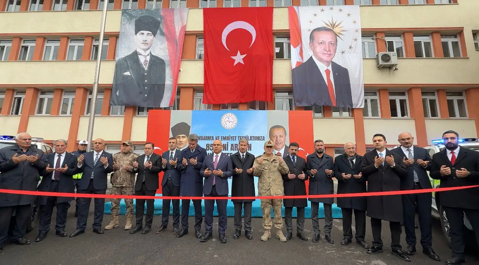 Ağrı'da Emniyet ve Jandarma Teşkilatı'na 85 yeni araç teslim edildi